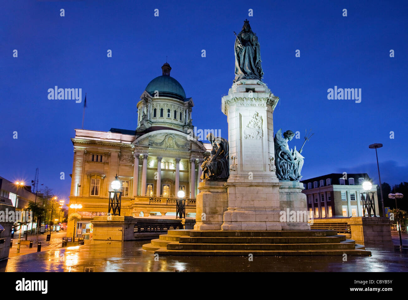 Una statua della regina Vittoria di fronte al Municipio di Queen Victoria Square, Hull, East Yorkshire. Foto Stock