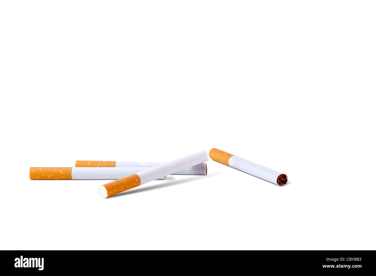 Close-up di quattro sigarette contro uno sfondo bianco Foto Stock