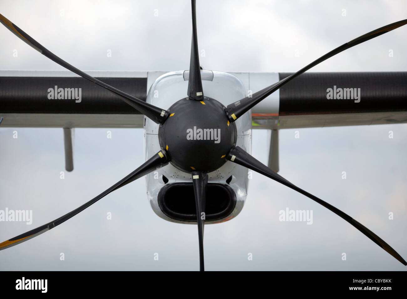 Dettaglio di un aereo di passeggero elica contro un cielo nuvoloso Foto Stock