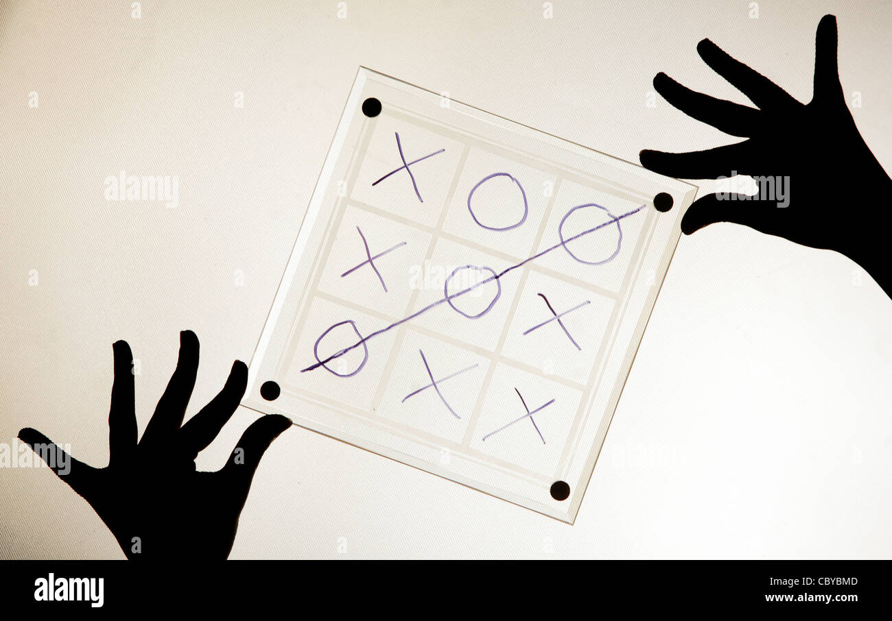 Due mani X e 0 scheda di gioco Foto Stock