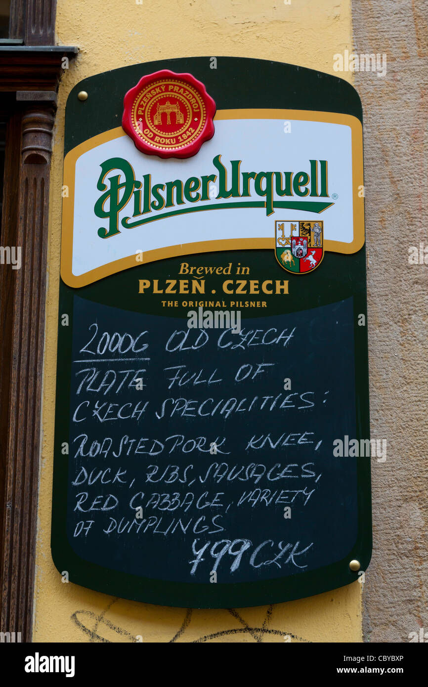 Lavagna a Praga la pubblicità tradizionale tariffa ceca ai turisti, Repubblica Ceca Foto Stock