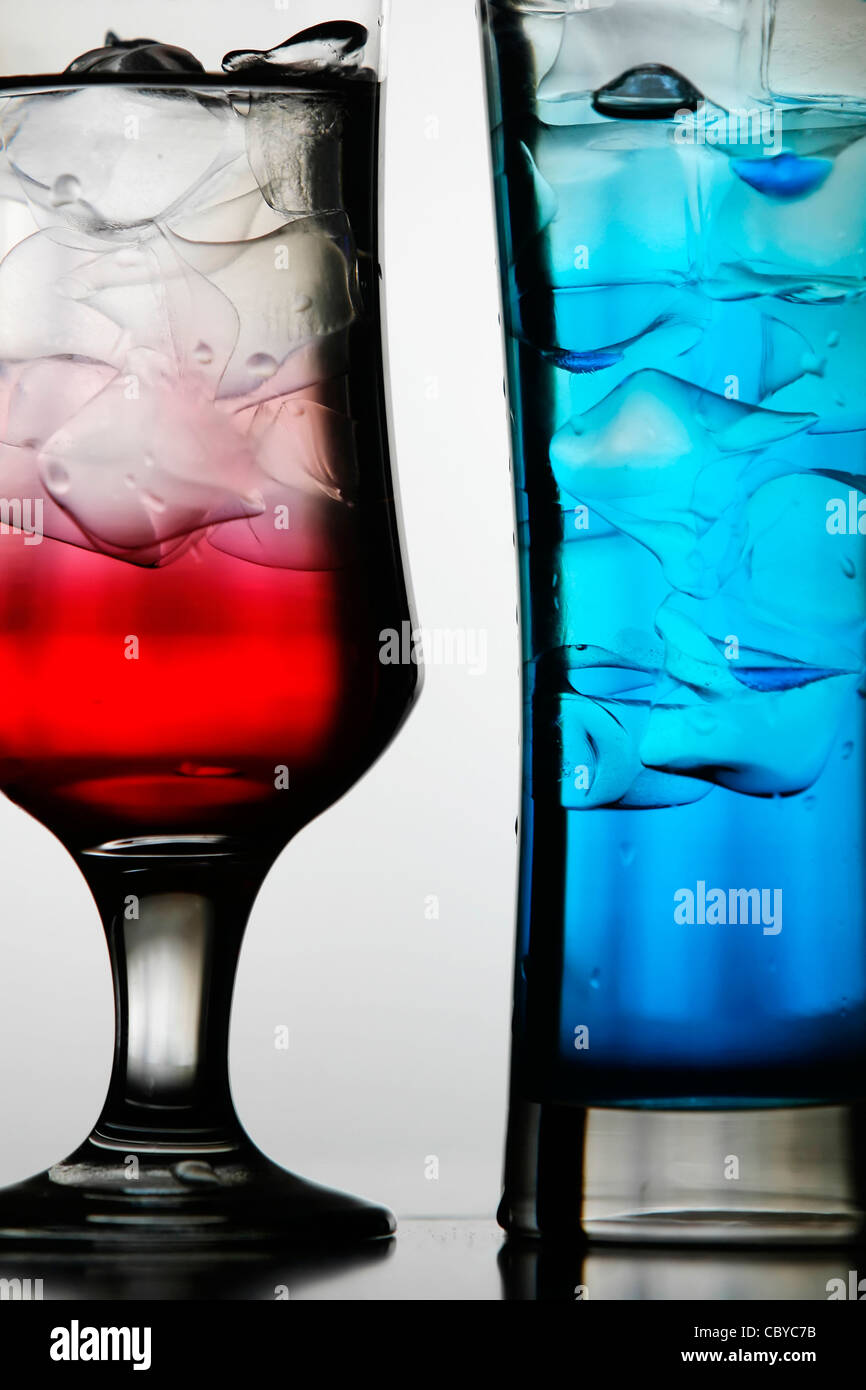 Due cocktail colorati contro uno sfondo bianco Foto Stock