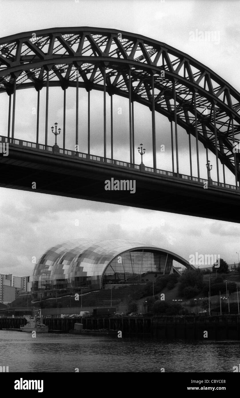 Tyne Bridge sul fiume con vista sul luogo di concerti Sage a Gateshead Foto Stock