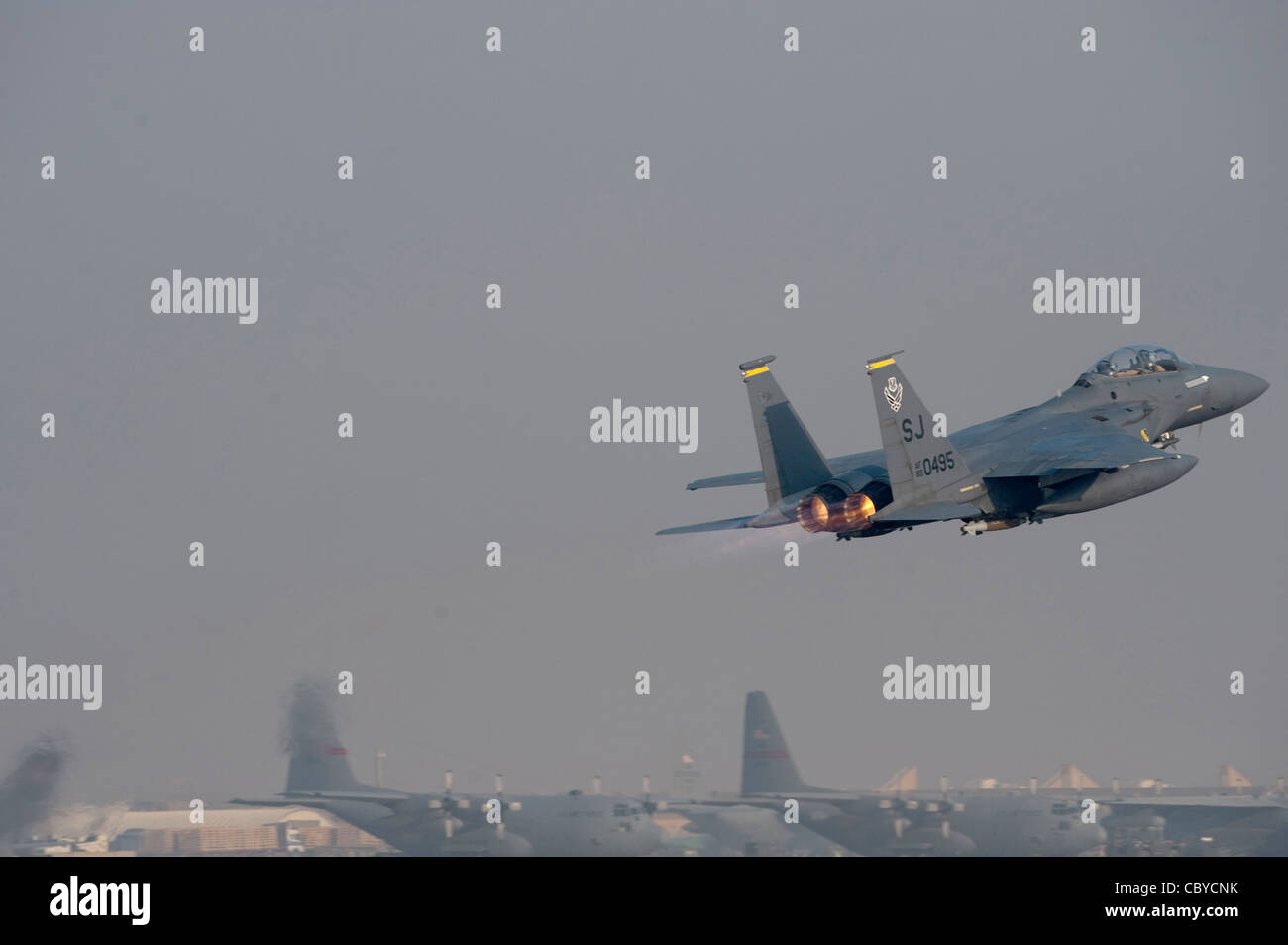 Un F-15E Strike Eagle decade in una missione il 4 gennaio 2011 da Bagram Airfield, Afghanistan. Foto Stock