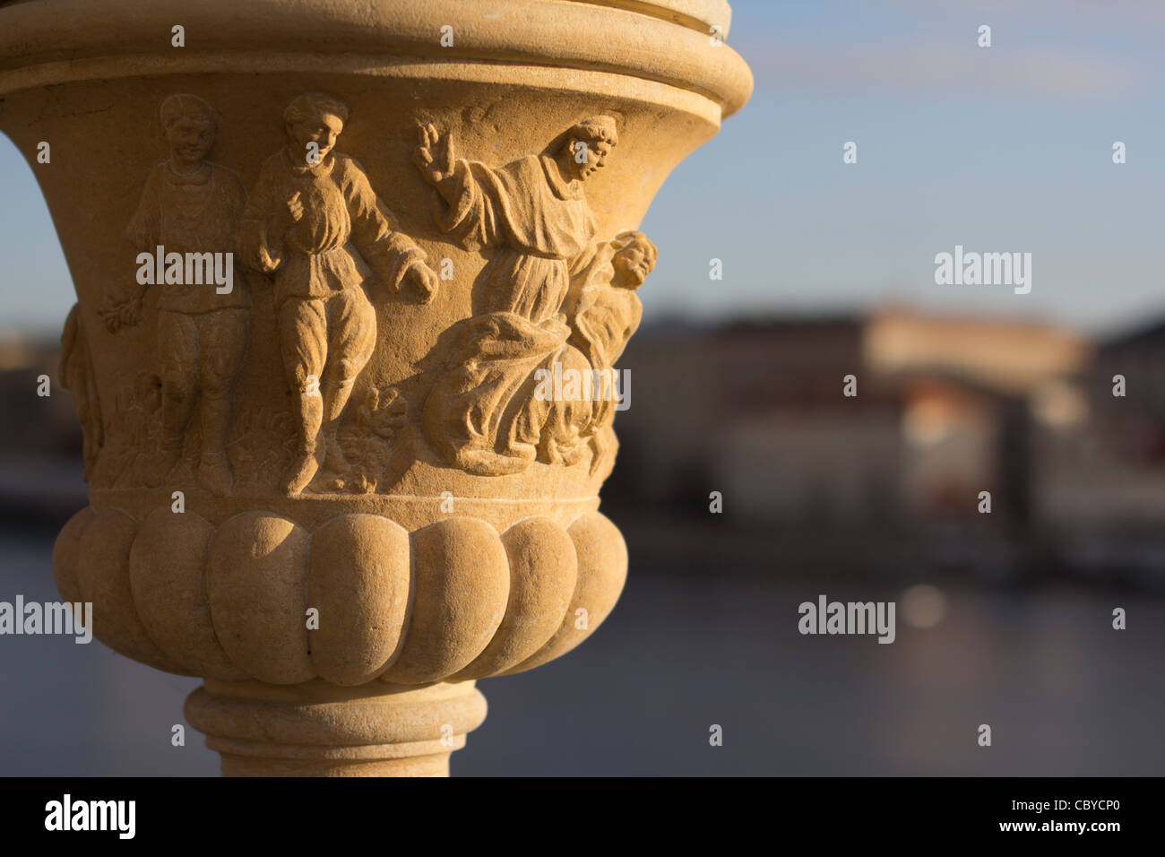 Urna decorativa sul Ponte Carlo a Praga Repubblica Ceca Foto Stock