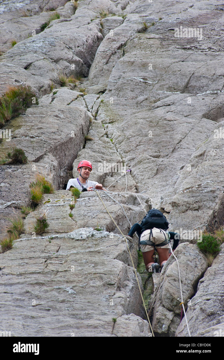 Gli alpinisti al Cwm Idwal sulle lastre Ogwen north Wales UK Foto Stock