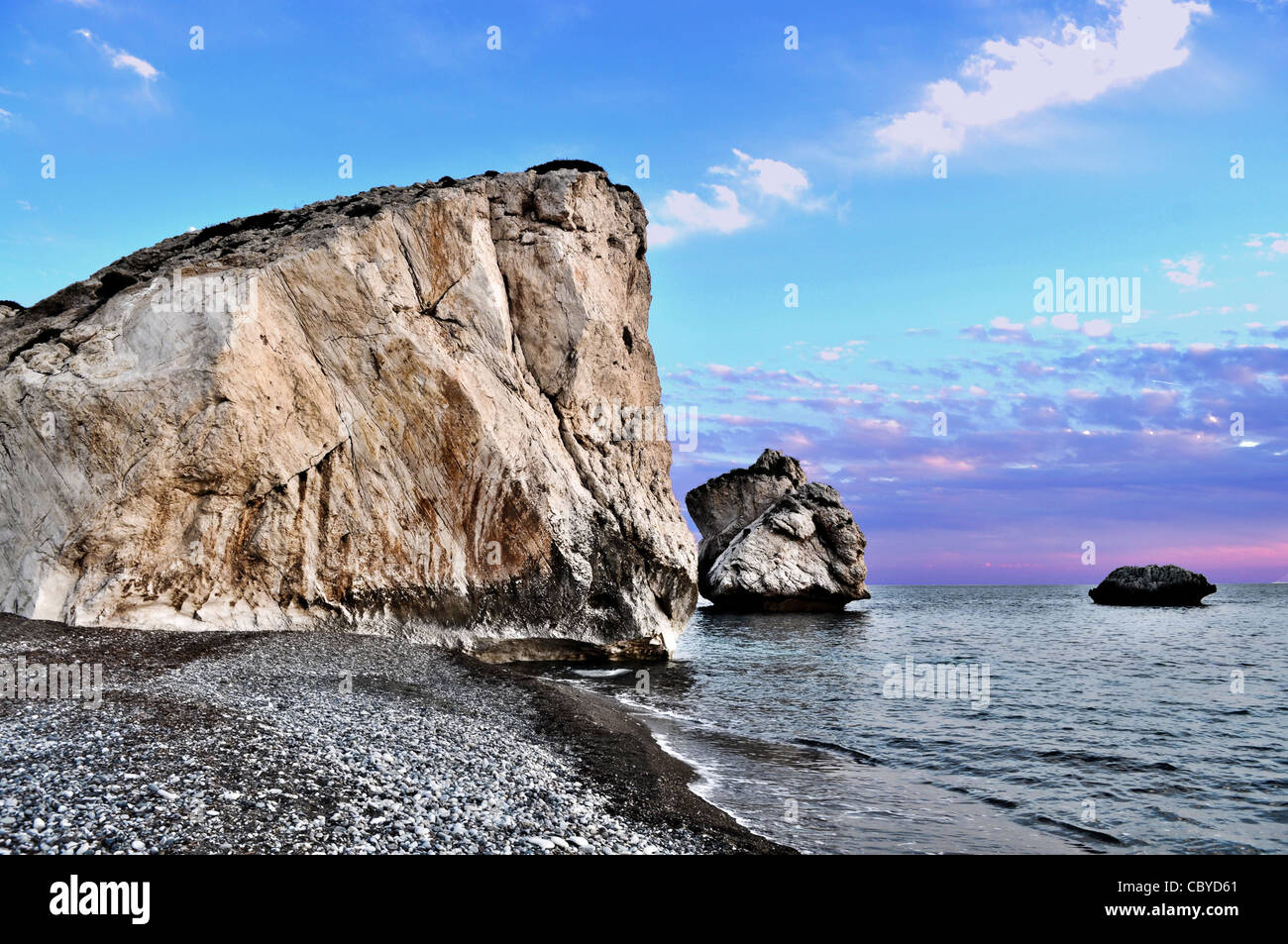 Aphrodites Rock sulla spiaggia del mar mediterraneo in Cipro Foto Stock