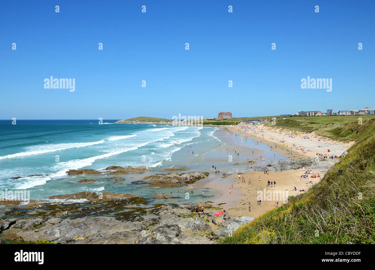 Una giornata di sole a Fistral Beach in Newquay, Cornwall, Regno Unito, famoso per la sua navigazione. Foto Stock