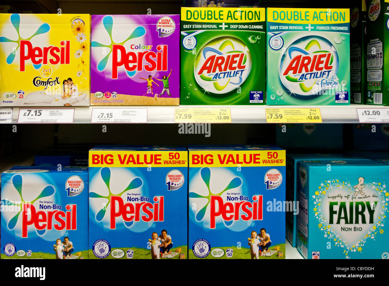Scatole di lavaggio Persil polvere su uno scaffale di supermercato, REGNO UNITO Foto Stock
