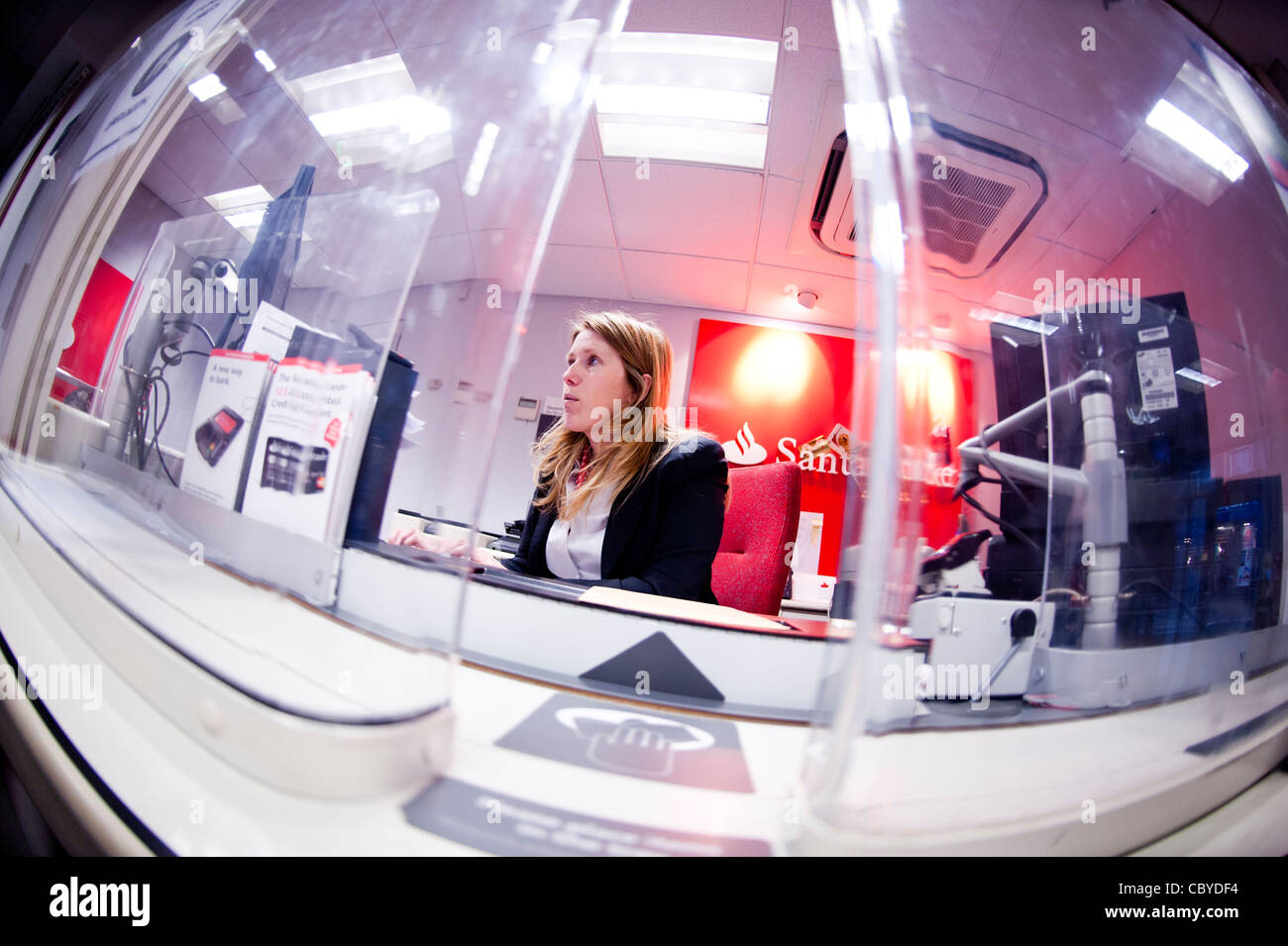 Una donna banca bancomat presso banca Santander, REGNO UNITO Foto Stock