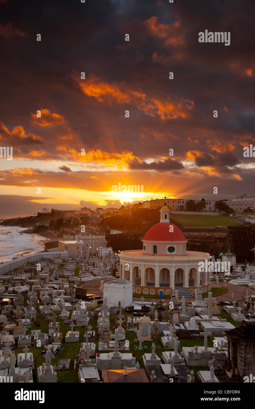 Sunrise over storica di Santa Maria Magdalena de Pazzis cimitero nella città vecchia di San Juan di Porto Rico Foto Stock