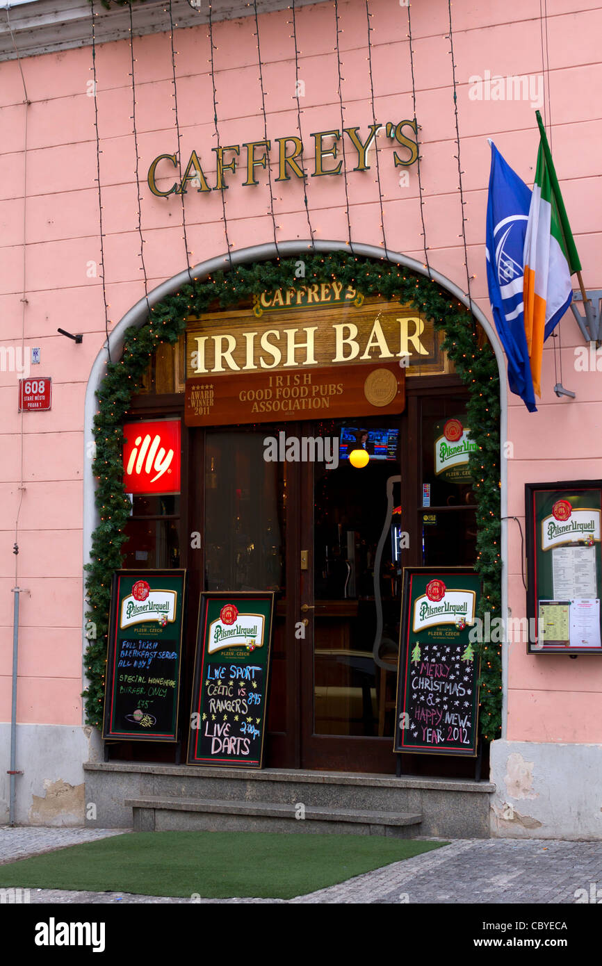 Caffrey's Irish Bar, la Piazza della Città Vecchia di Praga, Repubblica Ceca Foto Stock