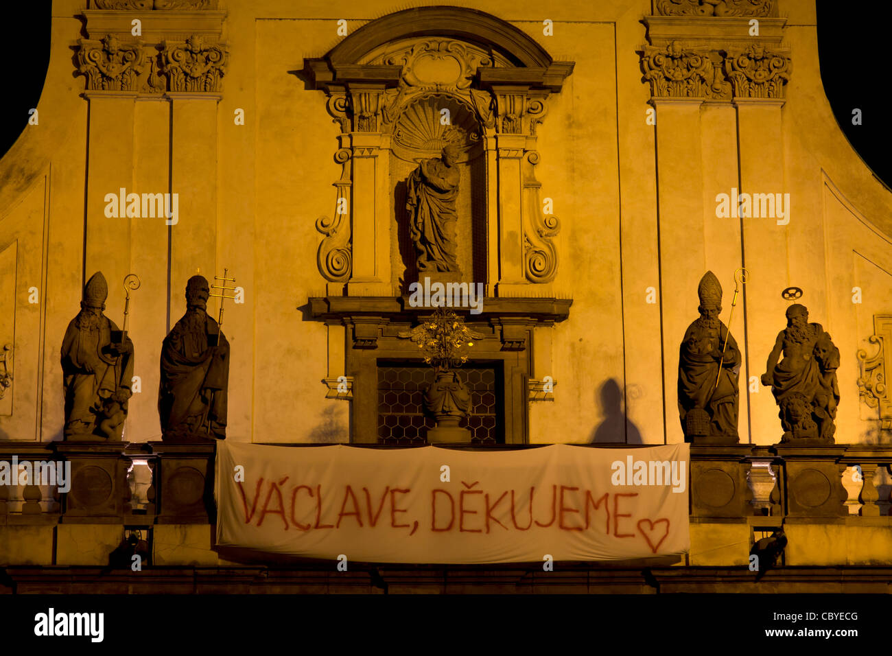 Banner omaggio a Václav Havel alla data del suo funerale di stato a Praga, Repubblica Ceca Foto Stock