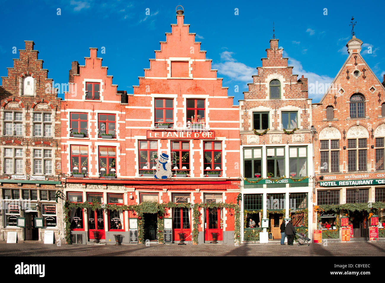 Mercato di Bruges markt Town Square con le decorazioni di Natale su negozi e ristoranti Foto Stock