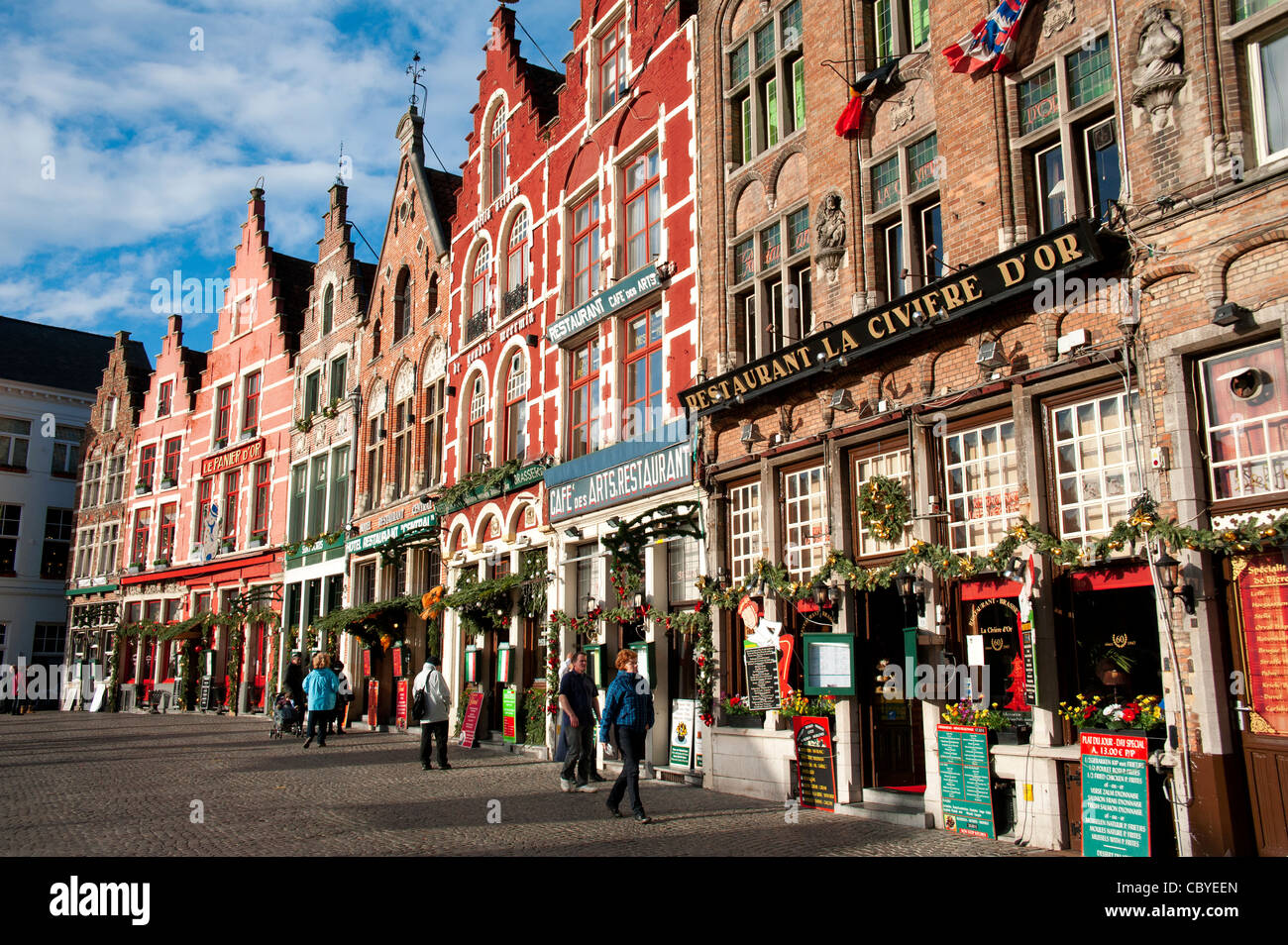 Mercato di Bruges markt Town Square con le decorazioni di Natale su negozi e ristoranti Foto Stock