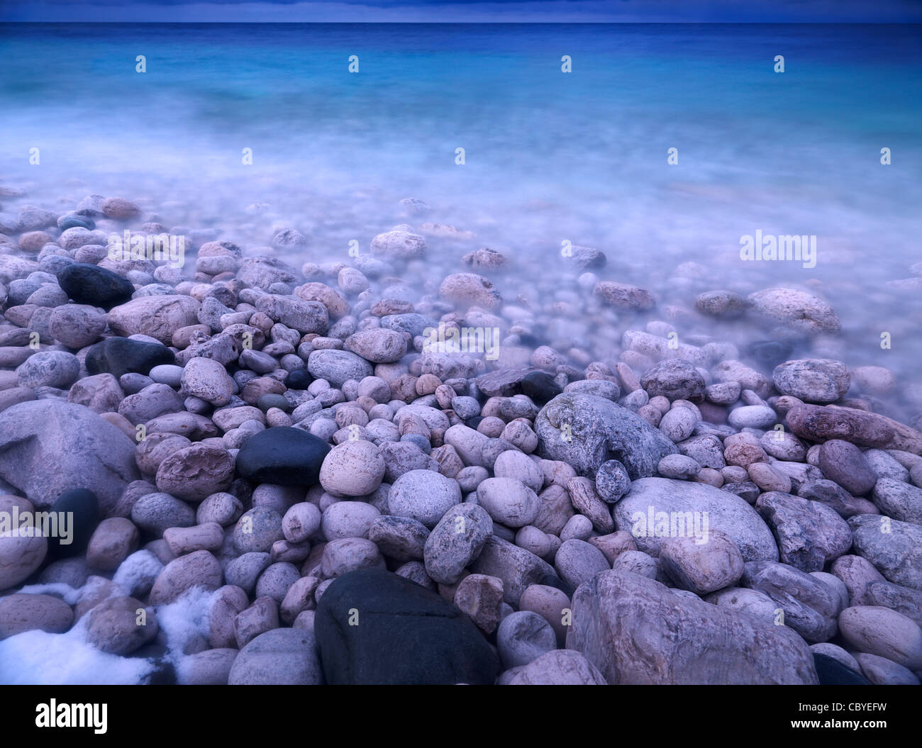 Ciottoli su un litorale di Georgian Bay. In inverno il paesaggio panoramico. Bruce Peninsula National Park, Ontario, Canada. Foto Stock