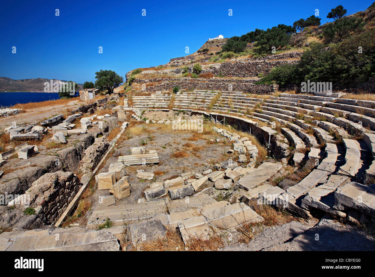 Il teatro antico di isola di Milos, proprio sopra il villaggio Klima, Cicladi Grecia Foto Stock
