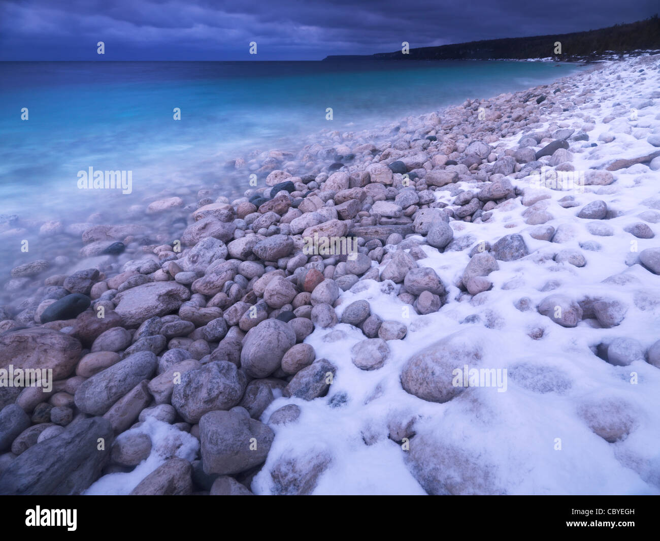 Ciottoli su un litorale di Georgian Bay coperto con luce neve. In inverno il paesaggio panoramico. Bruce Peninsula National Park, Ontario Foto Stock