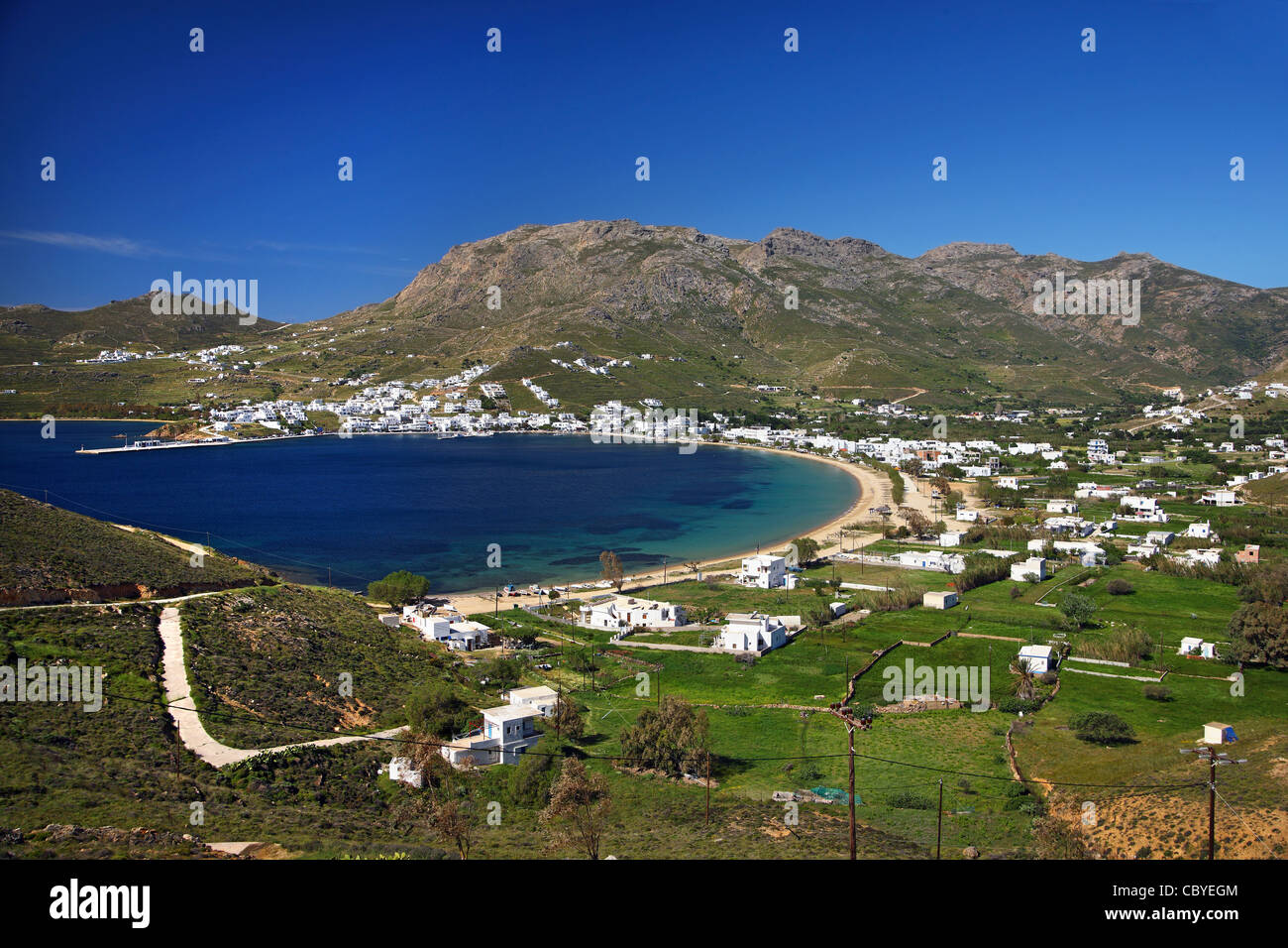 Vista panoramica di Livadi village, porto principale di Isola di Serifos, Cicladi Grecia. Foto Stock