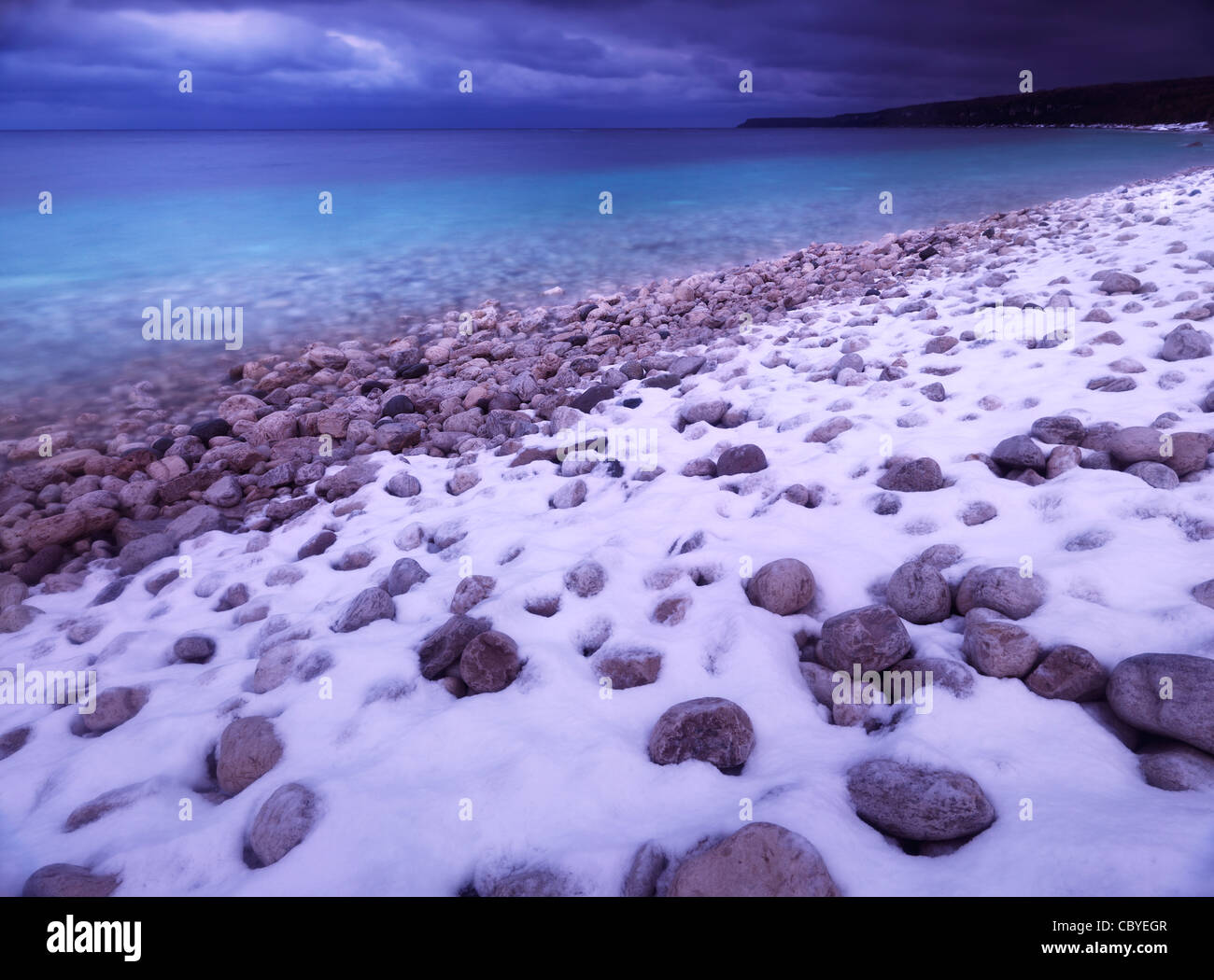 Neve, ciottoli e chiare acque blu della Baia georgiana. Paesaggio invernale paesaggio. Bruce Peninsula National Park, Ontario, Canada Foto Stock