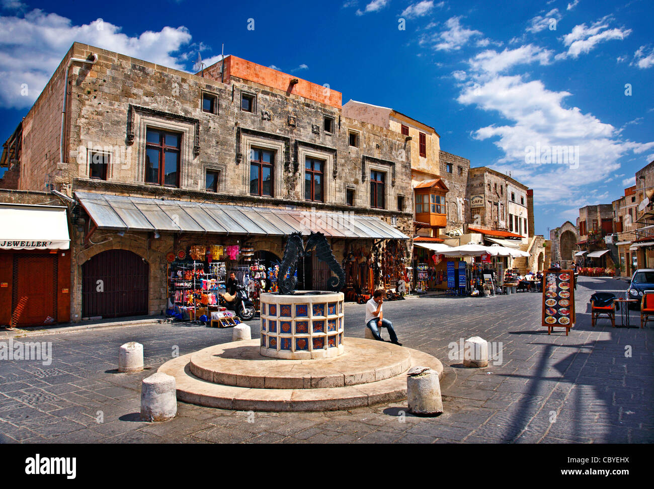 La piazza dei Martiri Ebrei, nel cuore della città medievale di Rodi, Dodecanneso, Grecia. Foto Stock