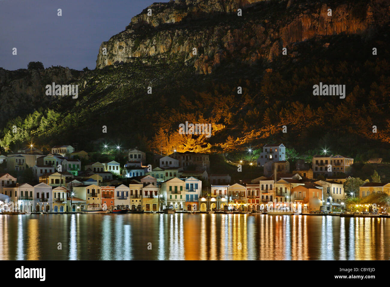 Parziale vista notturna del pittoresco villaggio di Kastellorizo (o 'Meghisti') isola, Dodecaneso, Grecia Foto Stock