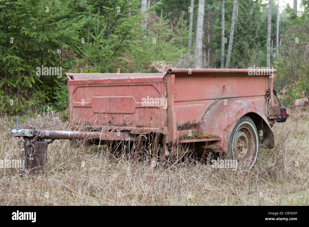 Il retro di un vecchio camioncino convertito in un rimorchio Foto Stock