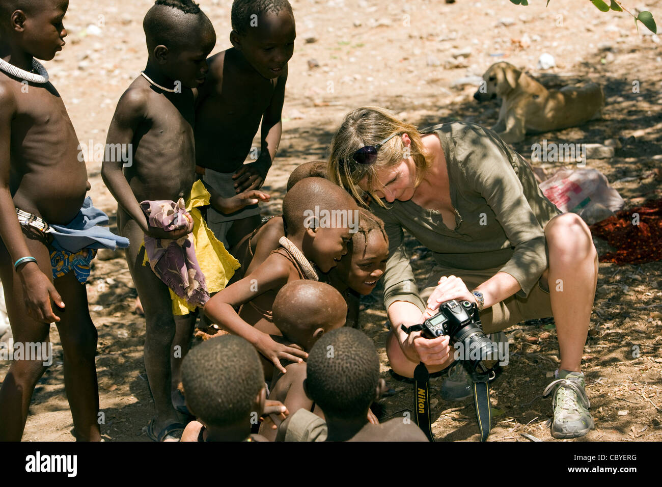 Bambini Himba guardando telecamera - Damaraland, Regione di Kunene - Namibia, Africa Foto Stock
