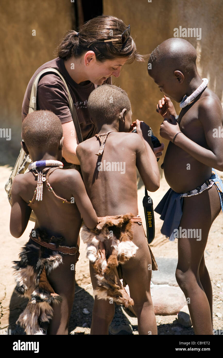 Bambini Himba guardando telecamera - Damaraland, Regione di Kunene - Namibia, Africa Foto Stock