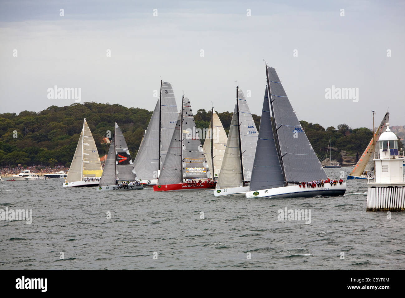 2011 Rolex Sydney Hobart yacht race, yacht allineare per la partenza della gara nel porto di Sydney Foto Stock