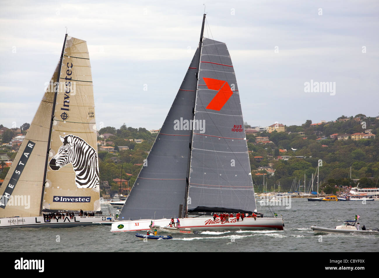Investec leale e selvaggia avena x1 all'inizio della gara di yacht Sydney to Hobart del 2011. Questi yacht finirono primo e secondo, Sydney, NSW, Australia Foto Stock