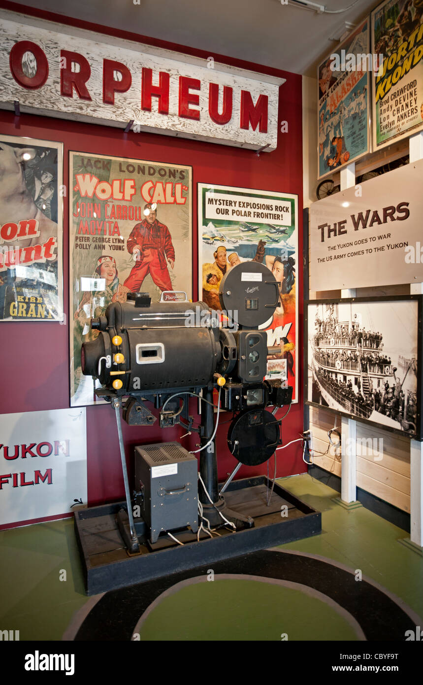 Vecchio cinema proiettore. MacBride Museo di Storia di Yukon. Whitehorse. Yukon. Canada Foto Stock