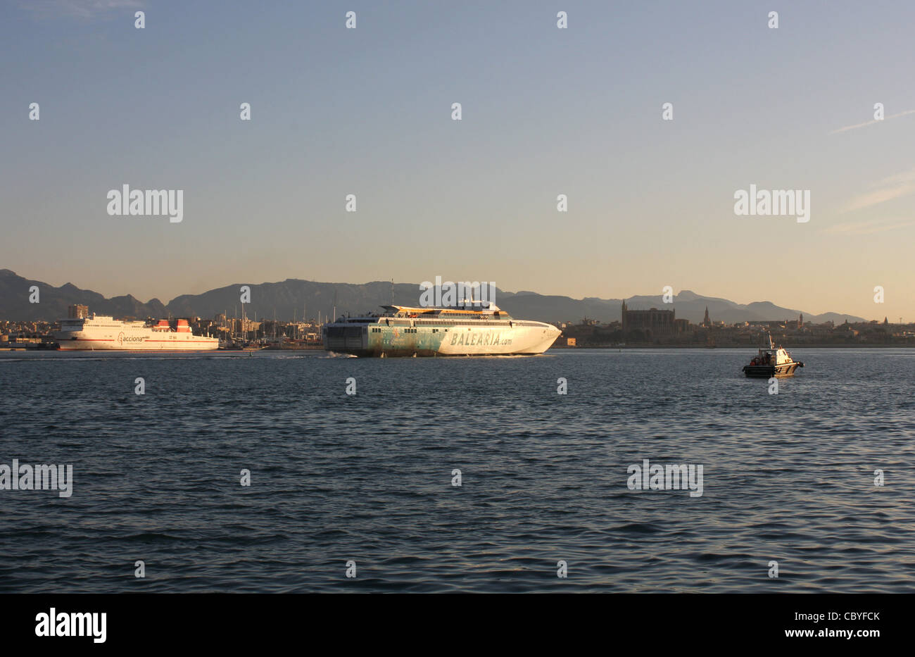 Partenza di Balearia Traghetto veloce " Federico Garcia Lorca' con Acciona / Trasmediterranea ro traghetti ro 'Murillo' Foto Stock