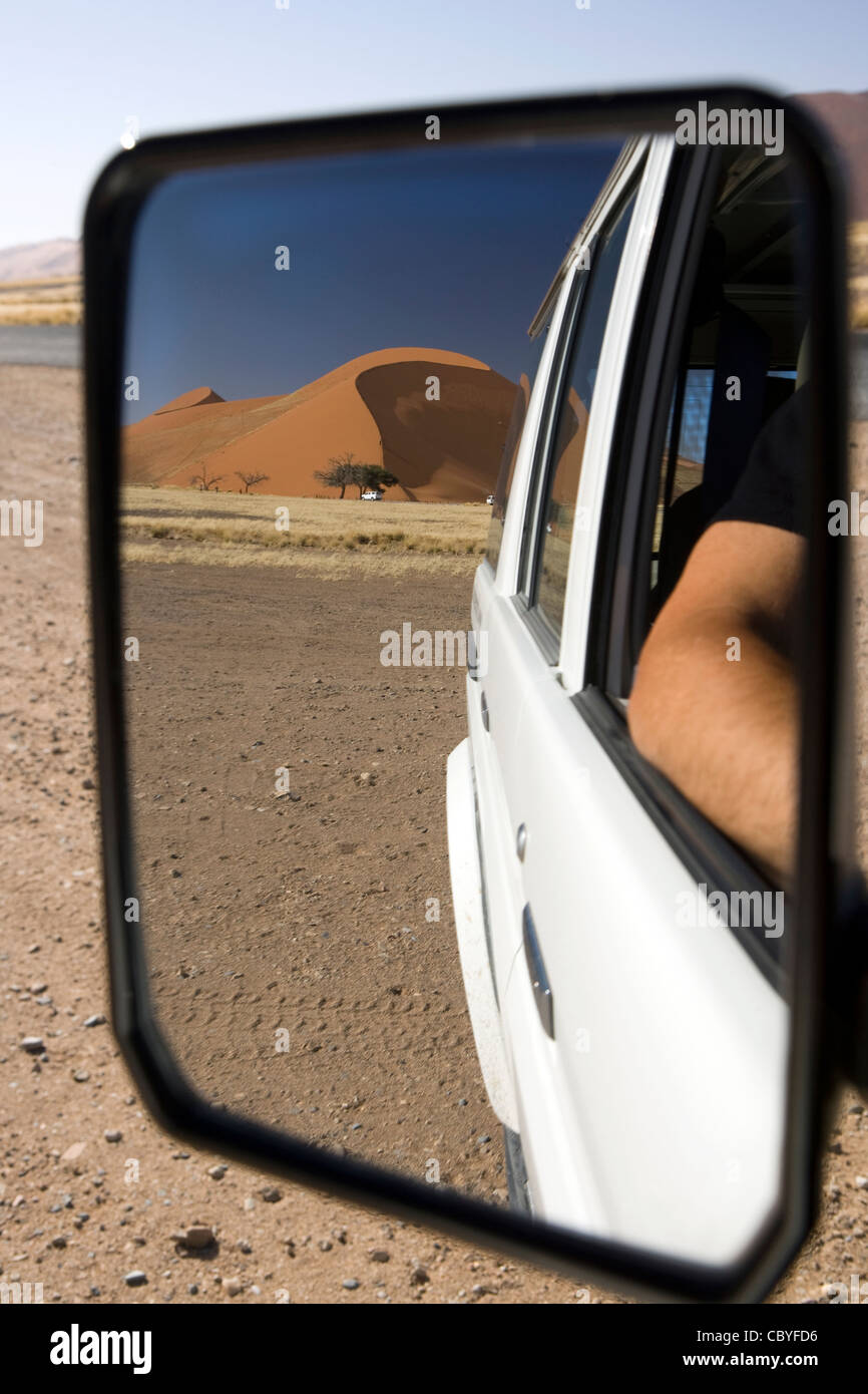 Vista delle Dune 45 in specchietto retrovisore - Sossusvlei National Park - Namib-Naukluft National Park, Namibia, Africa Foto Stock