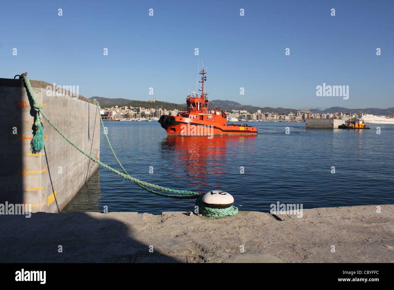 Rimorchiatore "Charuca Silveira' il traino di grandi blocchi di cemento ( destinato alla porta estensione funziona ) - nel porto di Palma de Mallorca Foto Stock