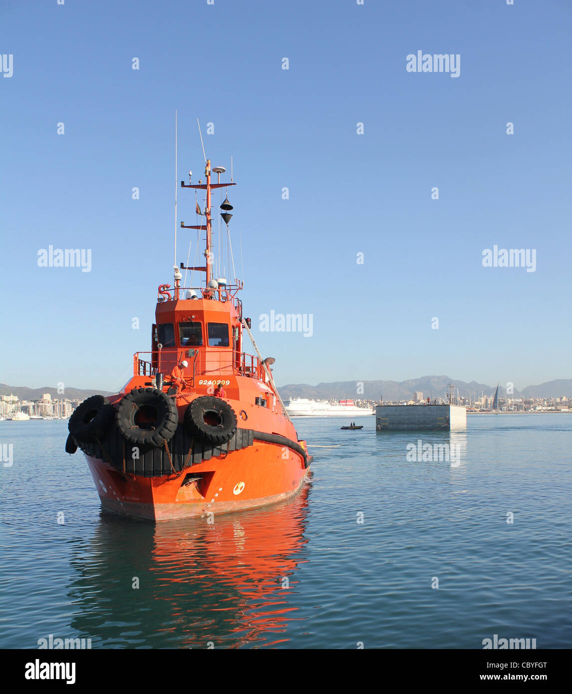 Rimorchiatore "Charuca Silveira' il traino di grandi blocchi di cemento ( destinato alla porta estensione funziona ) - nel porto di Palma de Mallorca Foto Stock