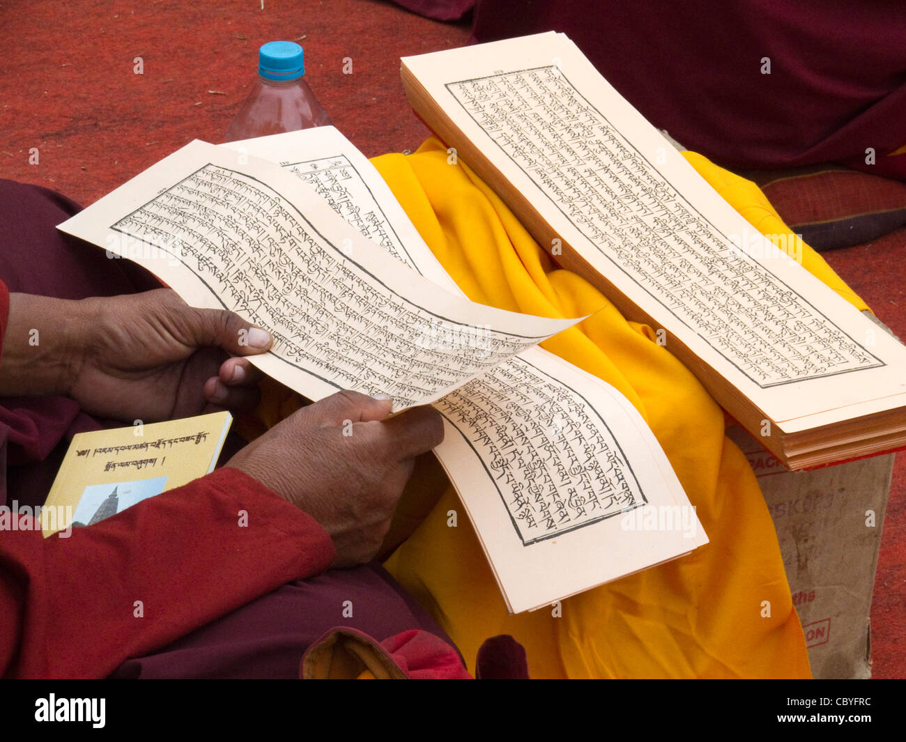 India, Bihar, Bodhgaya,, tempio di Mahabodhi, mani di monaco buddista di contenimento del testo Foto Stock