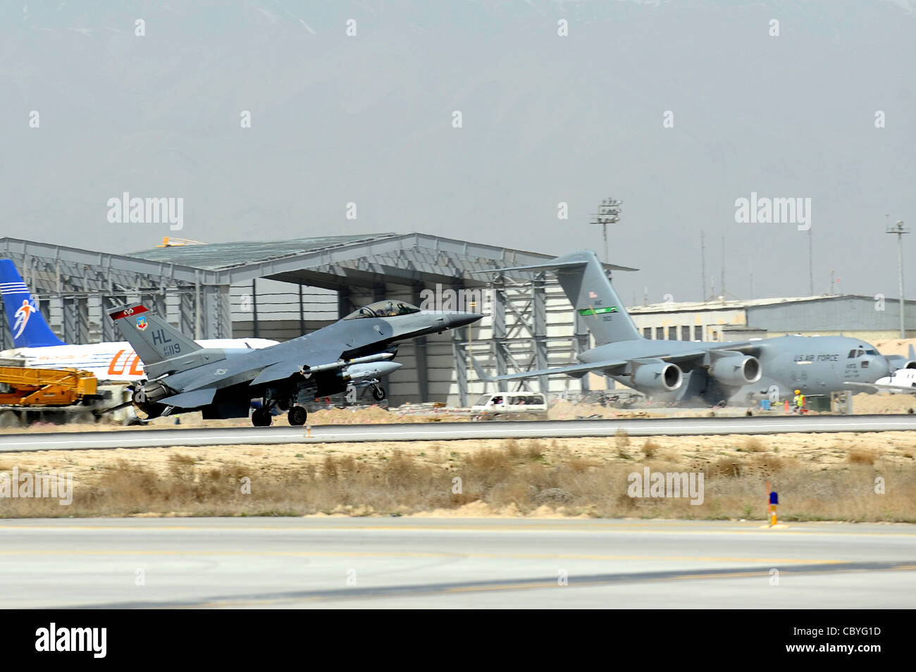 Questo F-16 Fighting Falcon, in atterraggio a bagram airfield, Afghanistan, Marzo 23, 2010, appena completato il suo trentesimo codice 1 volo, significato nessuna manutenzione write-ups per 30 voli in una fila. Foto Stock