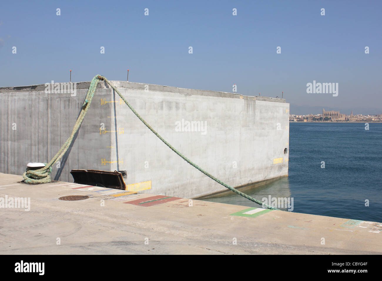 Floating blocco di calcestruzzo sotto ispezione - destinati a nuove estensioni di banchina del porto di Palma de Mallorca Foto Stock