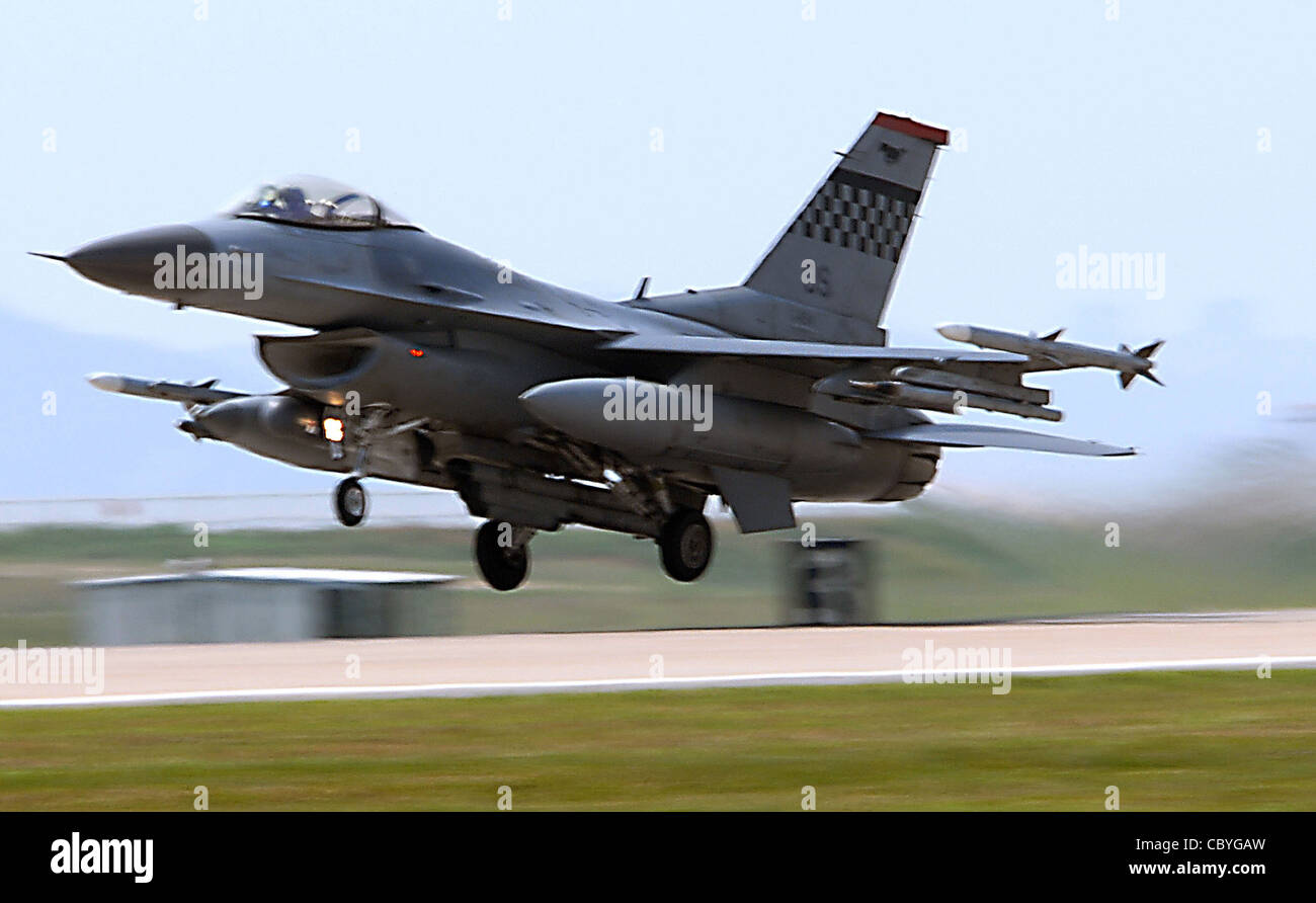 Un US Air Force F-16 Fighting Falcon dal 36esimo Squadron Fighter alla base aerea di Osan, Repubblica di Corea, decolli da Kunsan AB, Repubblica di Corea, maggio 11 per una missione di addestramento durante l'esercizio Max Thunder 09-01. Il secondo esercizio annuale Max Thunder è una settima opportunità di addestramento bi-laterale progettata dall'Air Force che mira a testare le abilità di combattimento bellico degli aerei in situazioni di combattimento realistiche che combinano sia l'Aeronautica militare della Repubblica di Corea che il personale di volo e manutenzione dell'Aeronautica militare statunitense. Foto Stock