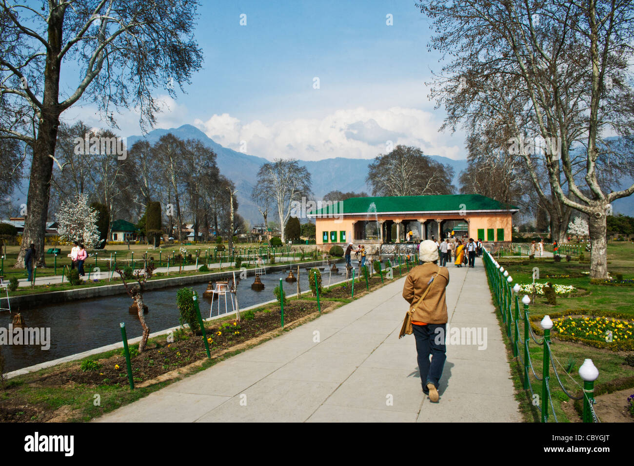 Un turista passeggiate fino alla passerella in il giardino di Mughal in Srinagar Kashmir, India Foto Stock