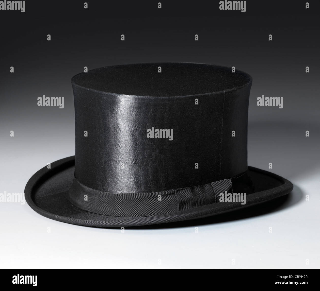 Immagine simbolica con un nero top hat in gradiente indietro Foto Stock