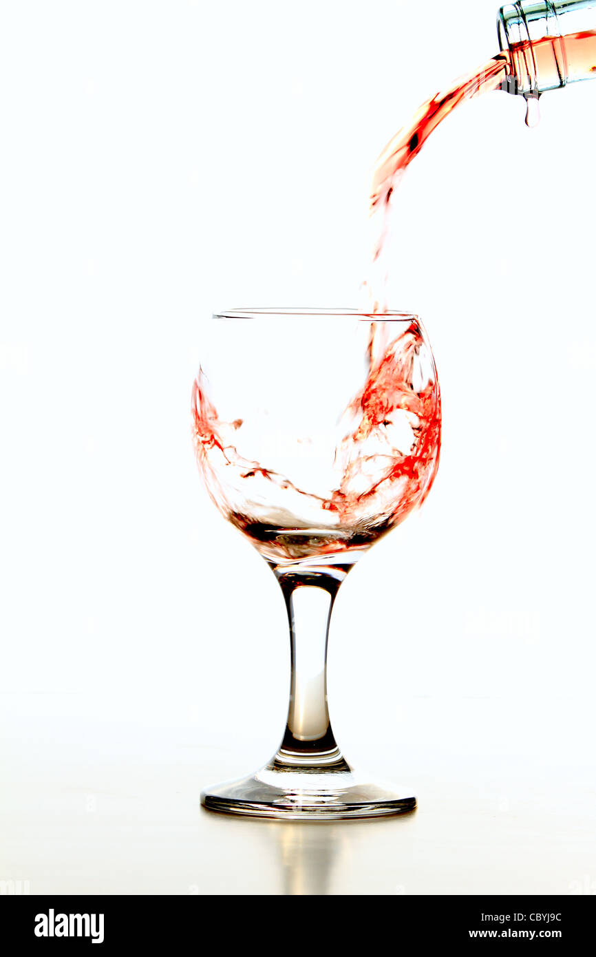 Bicchiere di vino isolato su sfondo bianco Foto Stock
