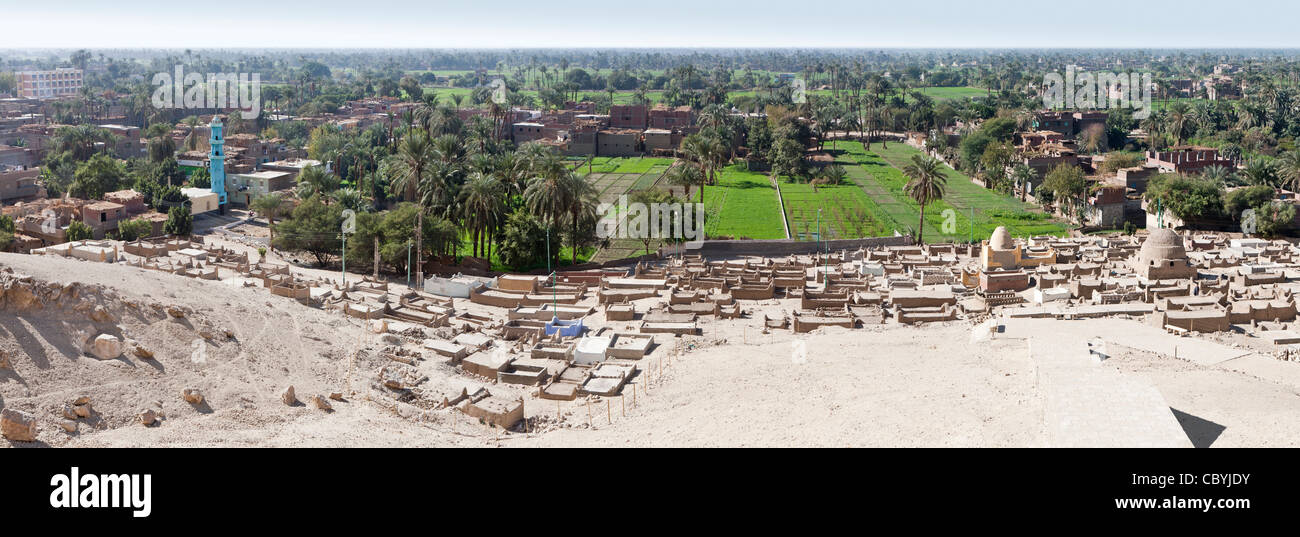 Panorama del cimitero musulmano e la Valle del Nilo visto dalla collina a Qaw el Kebir, tra Akhmim e Asyut, Medio Egitto Foto Stock