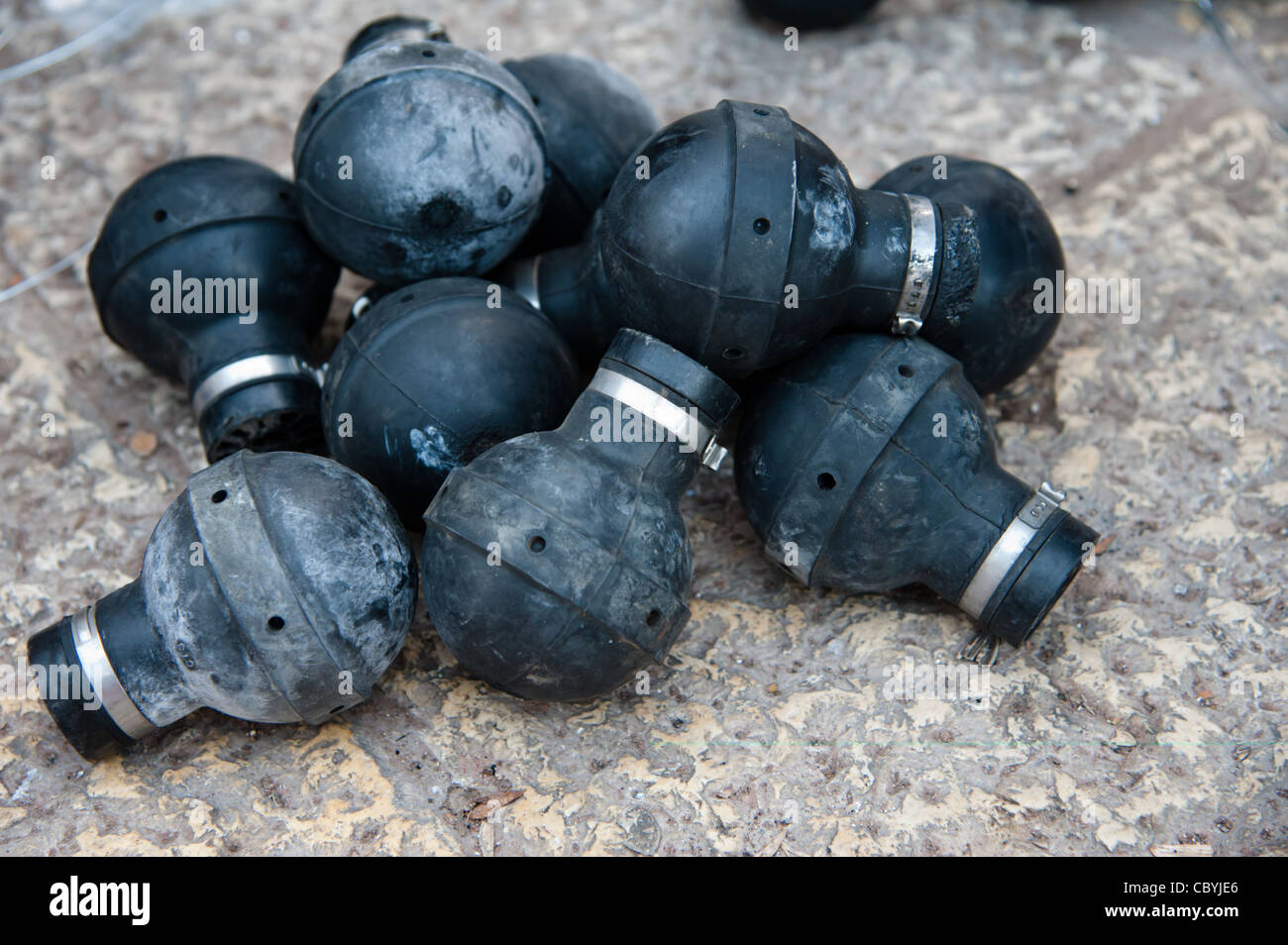 Trascorso gas lacrimogeni granate raccolte da attivisti palestinesi made in USA ma utilizzato dai militari israeliani per sopprimere le proteste Foto Stock