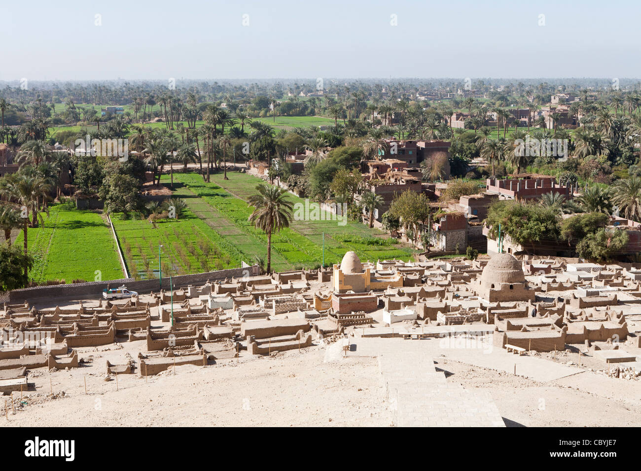 Vista del cimitero musulmano e fertile valle del Nilo visto dalla collina a Qaw el Kebir, tra Akhmim e Asyut, Medio Egitto Foto Stock