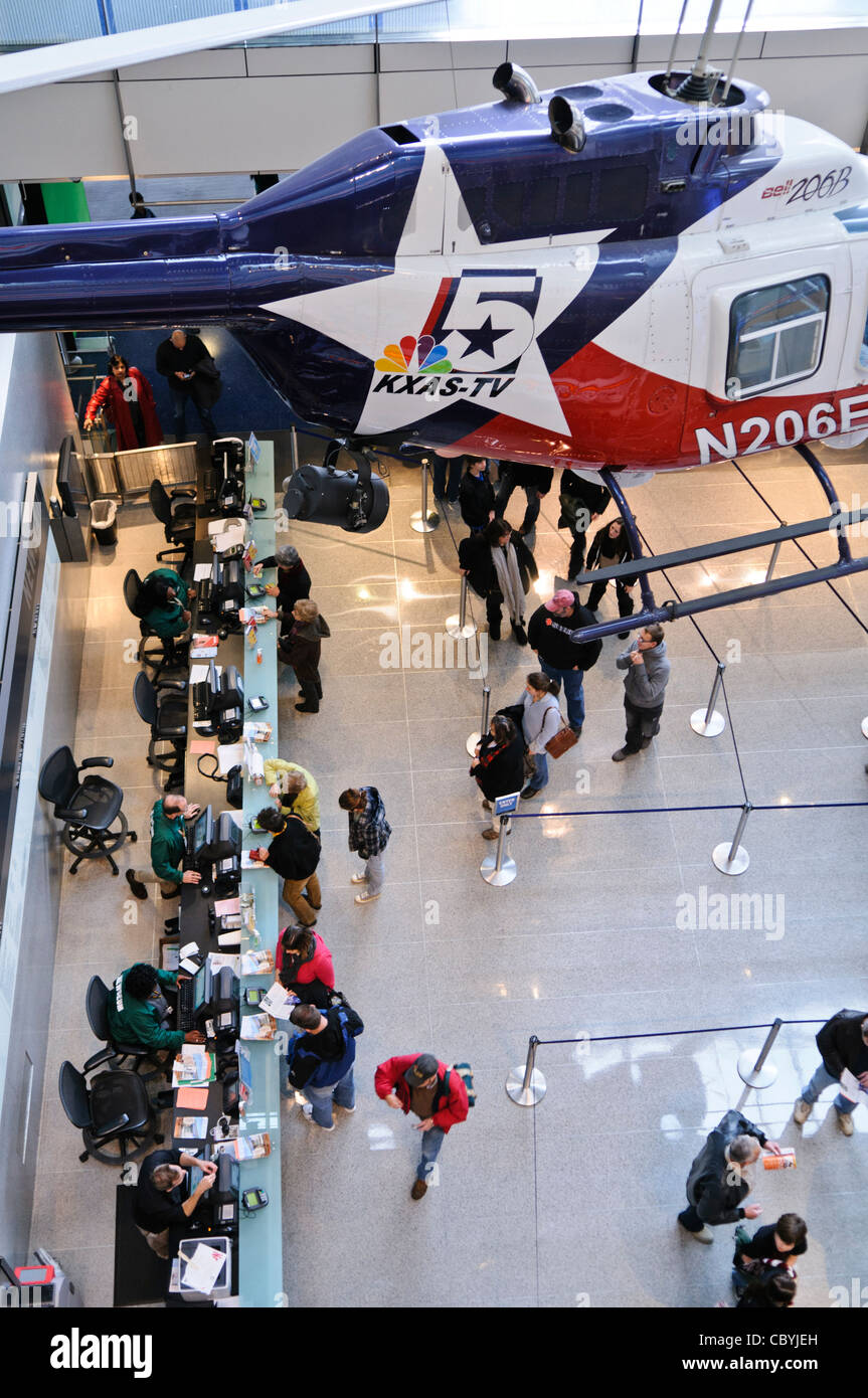 WASHINGTON DC, Stati Uniti d'America - una news elicottero è sospesa al di sopra della hall del Newseum, proprio sopra la biglietteria. Il Newseum è a 7 piani, finanziati privatamente museo dedicato al giornalismo e news. Si è aperta in corrispondenza della sua posizione corrente sulla Pennsylvania Avenue in aprile 2008. Foto Stock