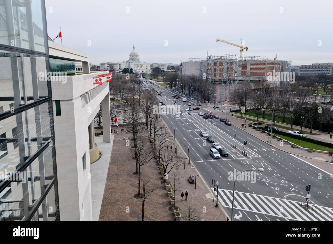 Edificio del Campidoglio DEGLI STATI UNITI Pennsylvania Avenue Washington DC // WASHINGTON DC - la terrazza al sesto piano del Newseum offre vedute panoramiche di Pennsylvania Avenue e del Campidoglio degli Stati Uniti. L'ambasciata canadese si trova accanto al museo lungo la strada principale d'America. Questo punto panoramico offre una delle viste più chiare del Campidoglio nel centro di Washington. Il Newseum chiuse nel 2019. Foto Stock