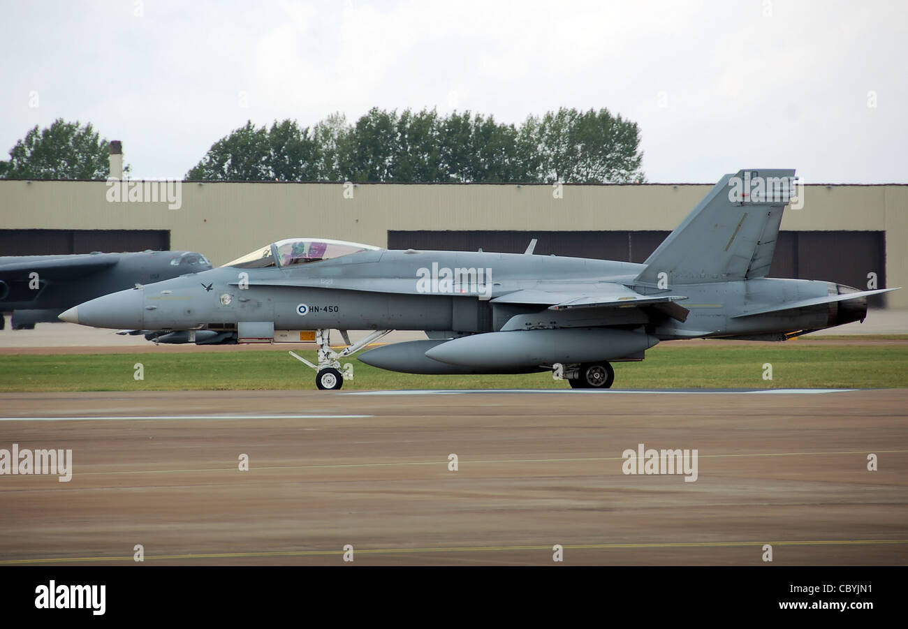 Finnish Air Force F-18C Hornet (codice HN-450) inizia la sua corsa di decollo al 2009 Royal International Air Tattoo, Fairford, Glouce Foto Stock