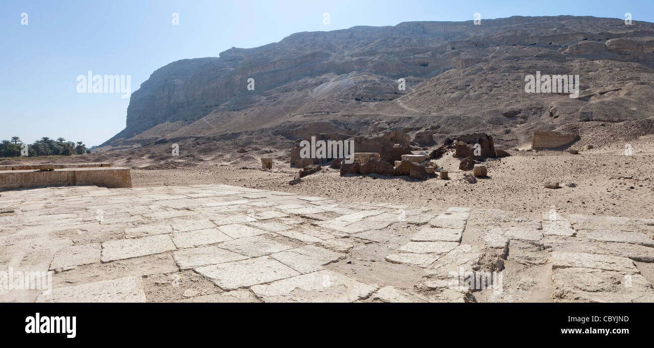 Pavimentazione in corrispondenza del sito di epoca tolemaica templi e tombe in Wanina, Akhmim nel governatorato di Sohag, Medio Egitto Foto Stock